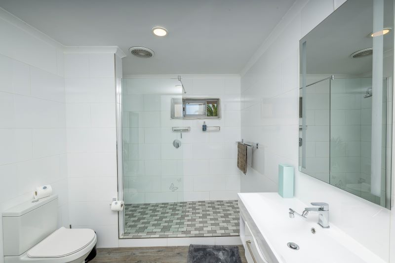 Studio 1 bathroom (b)