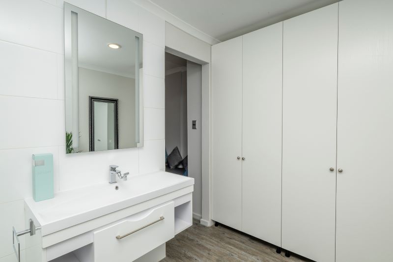 Studio 1 bathroom (c)