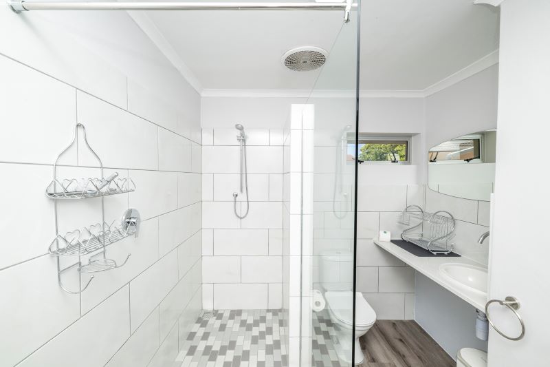 Studio 2 bathroom (a)