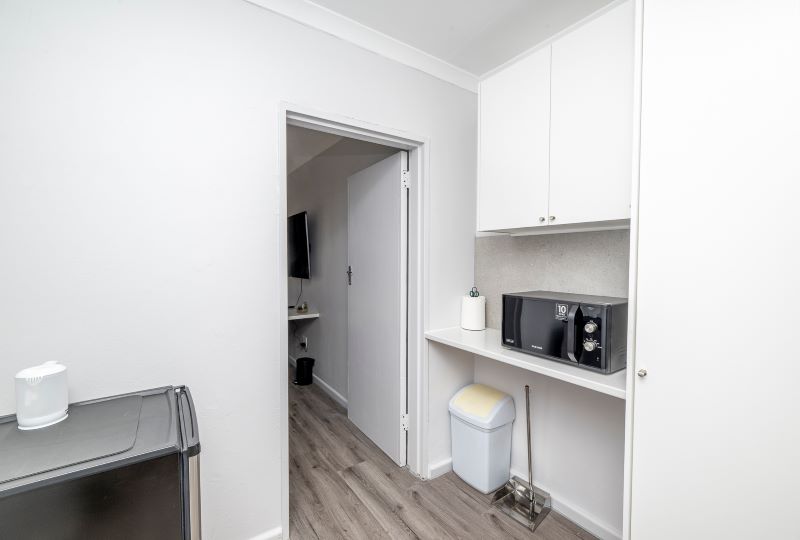 Studio 2 kitchenette (b)